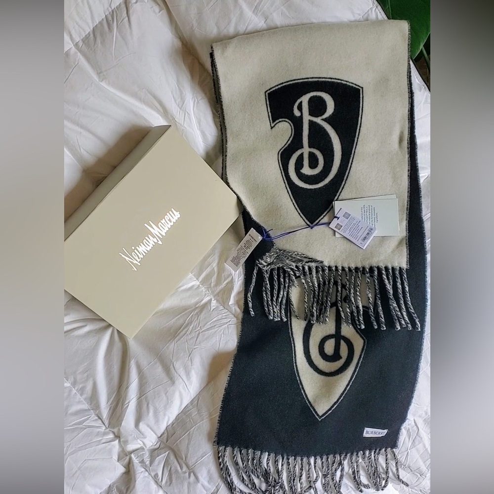 New with tag Burberry B Shield Unisex Reversible Black&Cream Wool Cashmere Scarf - Picture 5 of 15